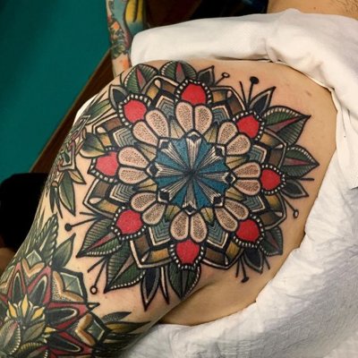  Tatouage mandala coloré sur l'arrière de l'épaule